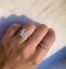 Kvinnor Bröllopsring Lyx Smycken Solitaire 925 Sterling Silver Radiant Form Vit Topaz CZ Diamond Gemstones Eternity Party Engagement Rings Gift