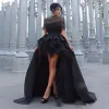 2022 Robes de mariée gothiques noires robe de mariée haute basse de l'épaule satin tulle sur mesure balayage train à plusieurs niveaux Beach Castle Robes de novia