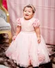 2021 Baby Pink Flower Girls Abiti per matrimoni Gioiello Collo Maniche corte Fiori fatti a mano Perle di cristallo Compleanno Bambini Abiti da spettacolo Sweep Train Con fiocco