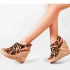 Sandalias de plataforma de microfibra de leopardo para mujer