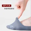 Printemps et été Nouveaux hommes Ice Silk Anti-Slip Hot Stamping Chaussettes pour hommes Chaussettes invisibles Summer Nylon Seamless Men's Japanese Clas X0710