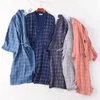 Män och kvinnor par crepe gauze kimono plaid mönster badrock nattklänning hem service hushållskläder vår och sommar robe 210901