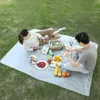Wegwerp Picknick Mat Vochtbestendig Niet-geweven stof Materiaal Outdoor Draagbare Camping Placemat Strand Gazon Pads