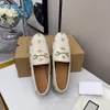 Estilo de designer de luxo 100% couro genuíno Sapatos de vestido único para mulheres outono 2021 sola balanceada primavera com salto baixo e fivela de metal rasa