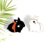 Svart Vit Kanin Brosch Emalj Pin Bag Kläder Lapel Pin Knapp Badge Cartoon Animal Smycken