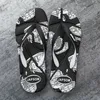 Chinelos moda homens massagem flip flops graffiti chinelos casual interior praia de praia ao ar livre homens homens confortáveis ​​respiráveis ​​chinelos não deslizantes 220308