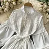 Primavera otoño mujeres gasa blanca mini encaje crochet hendidura plisada con cinturón vintage vestido de fiesta corto 210415