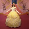 映画のコスプレゴールドQuinceaneraドレスオフショルダーボールガウンアベンドクレイダーフリルレースアップコルセットプリンセスティアスイブニングドレス