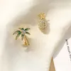Spille Spille Doppia spilla stile tropicale giusto per le donne Simpatico ananas Albero di cocco Colore oro chiaro Distintivo Spilla Moda Jewelr319H