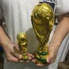 Trofeo di calcio in resina dorata europea Regalo Campioni del mondo Trofei di calcio Mascotte Home Office Decorazione Artigianato