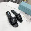 Voorjaar 2022 Nieuwe Crystal Diamond Slippers Iconische Driehoekige Logo Vierkante Kop Hoge Hakken Vrouwen Schoenen Designer Vrouwen Sexy Parel Strass Strand Sandalen Maat 35-42