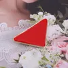 3.6 * 2.2 cm Triangolo in metallo Lettera Spilla Abito Spilla per regalo Accessori per gioielli di moda per feste 3 colori Prezzo all'ingrosso