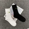 21SS Mens Fashion Socks Brevmönster Boys Sock Hiphop Street Style för att köra sport Andas Aktiv Strumpor 2 Färger Gratis Storlek Ins Hot