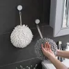colgando toallas de mano baño