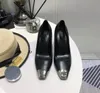 Scarpe eleganti da donna classiche di lusso in metallo con punta quadrata Sandali con tacco alto in pelle verniciata dal design unico da donna di grandi dimensioni 35-41