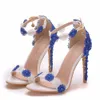 Cristal Rainha Mulheres Sandálias Branco E Azul Lace Fine Saltos Altos Slender Bombas Noivas Sapatos De Casamento Peep Toes Buckle Strap 210331