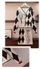Kadın Karikatür Desen Kazak Kıyafetler Uzun Kollu V Yaka Örme Hırka Örme + Bir Çizgi MIDI Etek Sonbahar Kış 2 adet Setleri 210514