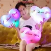 Aydınlık Yastık HeartChion Renkli Parlayan Peluş Bebek LED Işık Oyuncaklar Hediye Kız Çocuklar için Noel Doğum Günü 220311