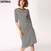 Svart Vit Striped Split Stickade Klänningar Casual Half Sleeve O Neck Knee Längd Knitwear Dress Slim Robes Pencil 210527