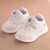 男の子スニーカーのための子供の靴赤ん坊のカジュアルな女の子子供の白いスポーツシューズファッションライトフラットソフト通気性PUレザーx0703