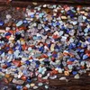 18 kleuren natuurlijke kristal jade gemengde stenen tuimelen chips gemalen steengenezing sieraden maken huizendecoratie 866 b3
