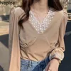 Neploe Nya Kvinnor Blusar Lantern Sleeve Vintage Skjortor Fashion Velvet Loose Blouse Koreansk V-Neck Elegant Blus Tops Femme 210422