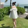 Vit sommar klänning strand mode semester stil blomma ruffles strapless ovanför knä kort mini söt fluffig vestidos femme 210601