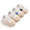 Baby First Walkers Barn Grid Cloth Gummi Sole Skor Spädbarn Fretwork Tyg Sneakers Nyfödda Stövlar Barn Tofflor Toddler Soft Summer Cool Moccasins Drop Ship