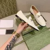 Projektant Lady Buty Metalowa Klamra List Haftować Kwiat Pszczoła Moda Kobiety Prawdziwa Skóra Wołowa Suknia Płaska Platforma Okrągłe palceki Pompy Mokasyny Slip-on Casual But