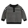 Mode lente herfst 2-10 jaar kinderen lange mouw witte zwarte knop crew hals gestreept sweater voor kinderen babyjongens 210701