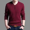 Męskie swetry 2021 Henley Neck sweter Moda V-Neck Ciepła Slim Pullover dla Mężczyzn Jesień Casual Długi Rękaw Homme Mens Knitwear