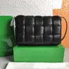 أزياء حقائب الكتف المرأة حقيبة ساعي مصمم حقيبة يد CrossBody مستحضرات تجميل الترفيه مزاجه مطوي منقوشة المنسوجة جلد البقر وسادة الذهب الانتهاء من حقائب يد معدنية