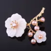 Farlena Smycken Exquisite Natural Shell Plommon Corsage för Kvinnor Klänning Hat Tillbehör Eleganta Freshwater Pearls Brosch Pins