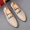 2024 diseñador de alta calidad Hombres Novio Zapatos de vestir Caqui Cocodrilo patrón peluquero Lujo Flat Walking Party Calzado