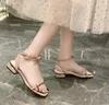2024 Wróżki w stylu gęste obcasy Sandały Kobiety Summer rzymski kwadratowy stóp na środku obcasy proste damskie buty