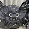 2022 Womens Handbags Classic Motorcykelväskor Element Design Rivet Läder Half Crescent Le Cagole Saddle Single Shoulder Diagonal 220e