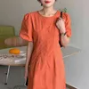 Coréen chic été français Orange blanc col rond à lacets creux compression plissée taille solide bulle manches robe 210510