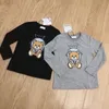 Barn Sweatshirts Bear Boys Flickor Söt Hoodies Fashion Letter Långärmad Pullover Toppar Barn Casual Sweatshirt Baby Style Kläder