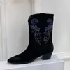 Ricama Stivali da cowboy occidentali Donna Punta a punta Pelle scamosciata di mucca Scarpe corte Donna Tacchi quadrati Stivale da cavaliere Donna Botas De Mujer