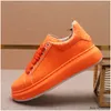 Ny lyxig designer män fluorescerande färger tjock botten spets upp skor kausalflygningar moccasins man rock sport walking sneakers