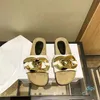 Os últimos chinelos grandes com fivela de diamante Sandálias femininas Qualidade de luxo Moda sofisticada Opções de três cores Cheio de sandálias modernas