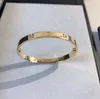 2022 Luxury Quality V Gold Material Punk Band Armband med 4st Diamond i tre färger pläterade för kvinnor Bröllop smycken gåva har stämpel topplåda ps3374a har logotyp