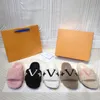 Pantuflas de mujer Chanclas de lana para mujer Piel de invierno Mullido Peludo Letras cálidas Sandalias Cómodo Fuzzy Hoja de hierro triangular invertida Chica Chanclas Zapatilla