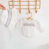 Våren baby tjejer bodysuit aprikos vit långa puff ärmar ruffles krage jumpsuit med lock född söta kläder e2041 210610