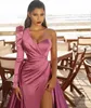 2021 Vintage Sexy Dusty Pink Prom Dresses One Shoulder Satin Side Split Sheath Dubai Arabic Party Dress Floor Length Celebrity Evening Gowns