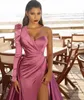 2021 vintage sexy poeirento rosa vestidos de baile um ombro cetim lado split bainha dubai árabe vestido de festa de chão celebridade vestidos de noite