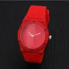 Montre män kvinnor mode klassisk enkel designer se is ut klockor röda rosa silikon kvarts rörelse armbandsur9797175