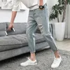 Högkvalitativ 2021 Summer Light Blue Distressed Ripped Hole Jeans Men Byxor Tiggare Denim Badge Casual Teenager Ankel Längd Byxor X0621