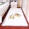 寝室のカーペットの柔らかいふわふわのシープスキンの毛皮のエリアrugsノルディックレッドセンターリビングルームフロアホワイトフェイクベッドサイドラグ210607