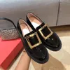 Med Box Women Shoes Luxury Designer Brand Dress Shoess Roge.R Viv Rangers Strass Buckle Loafers Spring and Fall Low Heel Almond Toes Patent Läder Loafer EU34-40